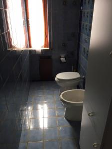 bagno con due servizi igienici e finestra di Relax e confort nella Perla dello Ionio a Soverato Marina