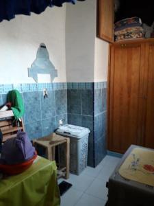 ein Bad mit einem Waschbecken und einem WC. in der Unterkunft dar stefano in Essaouira