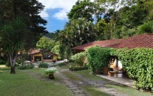 Um jardim em Eco Resort Hotel Villa São Romão