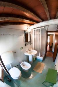 a bathroom with two toilets and a sink at Agriturismo Corboli in Vernio