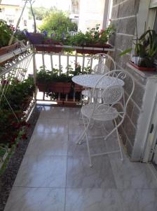 una mesa y sillas en un patio en Appartamento da Lena, en Policastro Bussentino