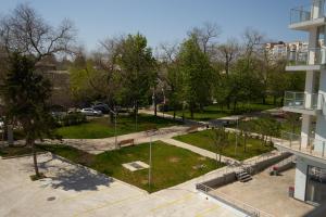 vista aerea su un parco accanto a un edificio di SeaLine Apart-Hotel a Odessa