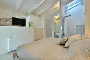 Postel nebo postele na pokoji v ubytování Amnis suites