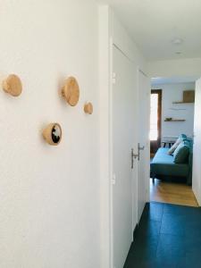 Habitación con una pared blanca con placas de madera. en Appartement cosy et chaleureux à Megève avec vue sur le Mont Blanc en Demi-Quartier