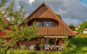ein Holzhaus mit einem Gameradach in der Unterkunft Bajtica Guesthouse in Bled