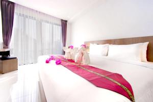Voodi või voodid majutusasutuse Phoenix Hotel Karon Beach toas
