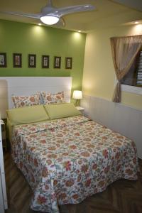 a bedroom with a bed and a green wall at VILLA GARDEN in Tarragona