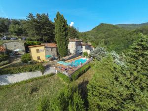 an aerial view of a house and a swimming pool at Agriturismo Corboli in Vernio
