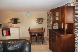 eine Küche mit einem Tisch und einem Esszimmer in der Unterkunft Marion's Cottage in Le Mesnil-Villeman