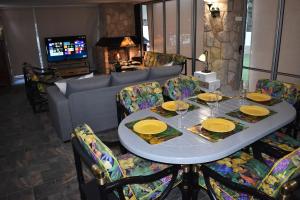 a dining room with a table with yellow plates on it at VILLA GARDEN in Tarragona