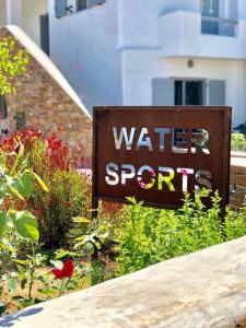 un cartel que dice deportes acuáticos en un jardín en Nefeli, en Livadion