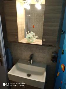 Romanón的住宿－Timos Studios，一间带水槽和镜子的浴室