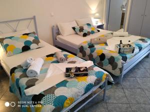 2 Betten nebeneinander in einem Zimmer in der Unterkunft Timos Studios in Romanón