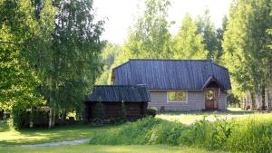 a small wooden cabin in the middle of a field at Pedaja Puhketalu in Nulga +21 photos