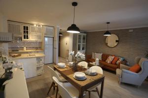 eine Küche und ein Wohnzimmer mit einem Tisch und Stühlen in der Unterkunft Duque de Boliches in Arcos de la Frontera