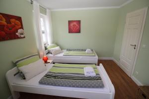 2 camas en una habitación con ventana en Fewo Anna en Zingst
