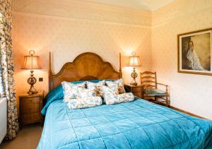 
a bedroom with a bed and two lamps at Hever Castle Luxury Bed and Breakfast in Edenbridge
