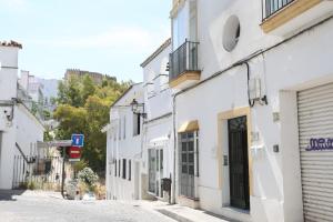 uma rua numa cidade com edifícios brancos em Duque de Boliches em Arcos de la Frontera