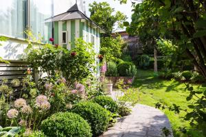 A garden outside Hotel Heubad