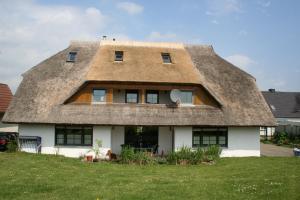 a thatched house with a thatched roof at Haus - Meeresbrise in Lancken-Granitz