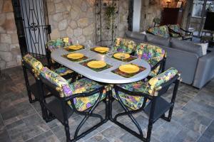 a table and chairs with yellow plates on it at VILLA GARDEN in Tarragona