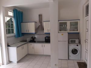 Η κουζίνα ή μικρή κουζίνα στο Maison du bien etre Baie mahault
