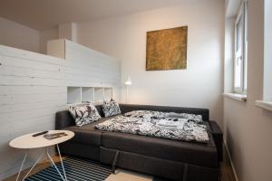 uma pequena sala de estar com um sofá e uma mesa em City-Apartment Neubaugasse em Graz