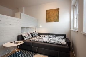 グラーツにあるCity-Apartment Neubaugasseの小さなリビングルーム(ソファ、テーブル付)