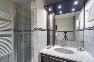 ein Badezimmer mit Waschbecken und Glasdusche in der Unterkunft VILLA AURORA Relax con Vista Mare e Piscina in Camogli + 24 Fotos