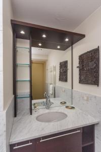 ein Badezimmer mit Waschbecken und großem Spiegel in der Unterkunft VILLA AURORA Relax con Vista Mare e Piscina in Camogli