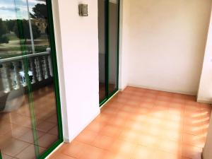 Habitación vacía con balcón con puerta de cristal en Apartamentos Habitat Altamar, en Alcossebre