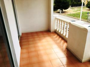 balcón con suelo de baldosa y ventana en Apartamentos Habitat Altamar, en Alcossebre