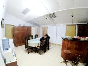 uma sala de jantar com mesa e cadeiras em With Friends Homestay Jogja em Yogyakarta