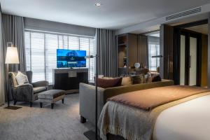 um quarto de hotel com uma cama e uma televisão em Dakota Manchester em Manchester