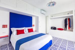 Una cama o camas en una habitación de Blue View Capri Apartment