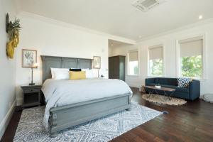 Voodi või voodid majutusasutuse The Setting Inn Napa Valley toas