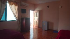 a room with a bed and a window and a door at Casa de Celeste in Puerto Baquerizo Moreno