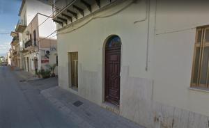 un edificio con una puerta al lado de una calle en Appartamenti Via Marconi, en Castellammare del Golfo