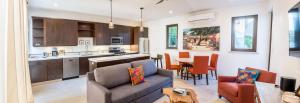 a living room with a couch and a kitchen at Casa Del Gallo in Loreto