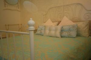 Moran的住宿－צימורן，一间卧室配有一张带枕头的床和床边镜。