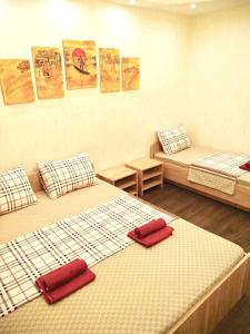ニジニ・ノヴゴロドにある5days-nn, 2 bedroom Apartment on Dolzhanskaya, 8の赤い枕が備わる客室内のベッド2台