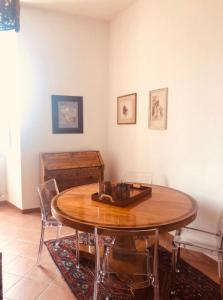 a dining room with a wooden table and chairs at La Casa Di Matilde-Centre of Todi in Todi