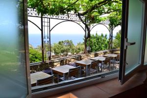 マシナッジオにあるCasa di Babboの窓から海の景色を望む客室です。