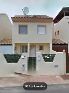une grande maison blanche avec un portail en face de celle-ci dans l'établissement Calle Los Laureles, 36 Holiday Home, à Mollina