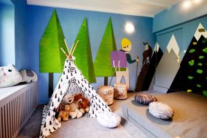a childs room with a tent and stuffed animals at DW Paryżanka in Poronin