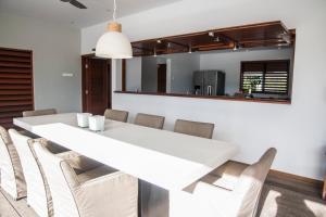 a dining room with a white table and chairs at Boca Gentil villa C3 - Jan Thiel in Willemstad