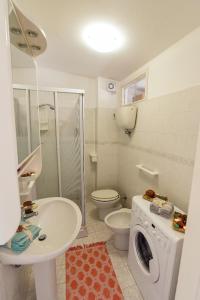 a bathroom with a toilet sink and a washing machine at LA MANSARDINA VINTAGE in San Benedetto del Tronto