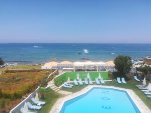 z góry widok na ośrodek z basenem i ocean w obiekcie Neon Hotel w mieście Stalida +23 zdjęcia