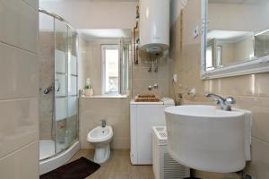 Bilik mandi di Drnis Dream House +23 gambar