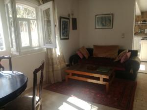 - un salon avec un canapé et une table basse dans l'établissement Miramar, à Harhoura